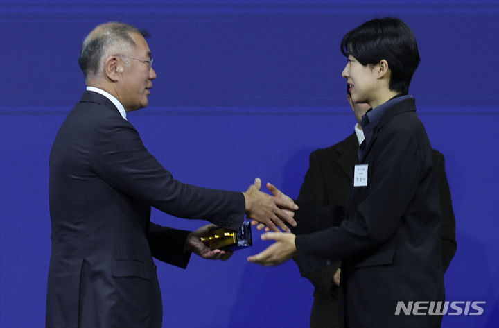 [서울=뉴시스] 황준선 기자 = 대한양궁협회장인 정의선 현대자동차그룹 회장이 1일 오전 서울 광진구 그랜드 워커힐 서울에서 열린 한국 양궁 60주년 기념행사에서 안산 선수에게 공로상을 수여하고 있다. 2023.12.01. hwang@newsis.com