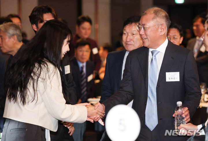 [서울=뉴시스] 황준선 기자 = 대한양궁협회장인 정의선 현대자동차그룹 회장이 1일 오전 서울 광진구 그랜드 워커힐 서울에서 열린 한국 양궁 60주년 기념행사에서 참석자들과 인사하고 있다. 2023.12.01. hwang@newsis.com