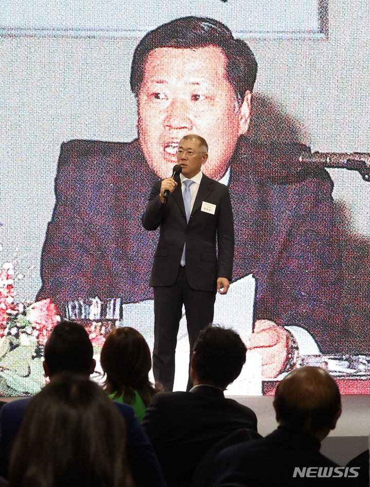 [서울=뉴시스] 황준선 기자 = 대한양궁협회장인 정의선 현대자동차그룹 회장이 1일 오전 서울 광진구 그랜드 워커힐 서울에서 열린 한국 양궁 60주년 기념행사에서 환영사를 하고 있다. 2023.12.01. hwang@newsis.com