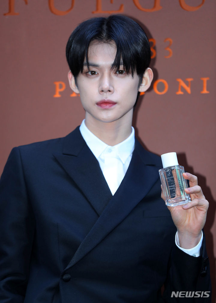 [서울=뉴시스] 김혜진 기자 = 그룹 투모로우바이투게더 연준이 1일 오후 서울 강남구 푸에기아 1833 청담 플래그십에서 열린 아르헨티나 니치향수 브랜드 푸에기아 1833 플래그십 매장 오픈 기념 포토 행사에 참석해 포즈를 취하고 있다. 2023.12.01. jini@newsis.com