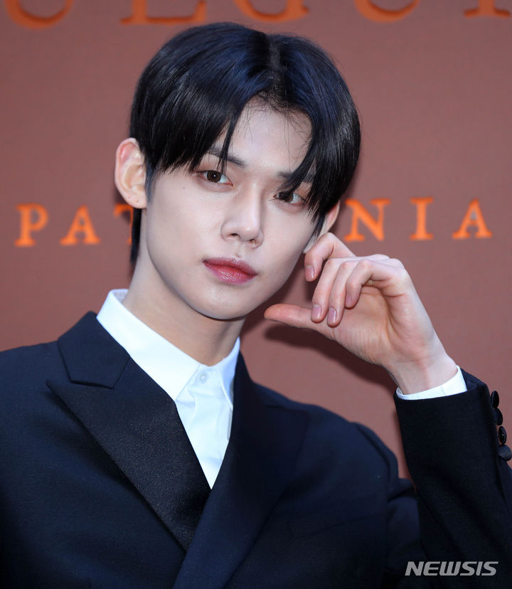 [서울=뉴시스] 김혜진 기자 = 그룹 투모로우바이투게더 연준이 1일 오후 서울 강남구 푸에기아 1833 청담 플래그십에서 열린 아르헨티나 니치향수 브랜드 푸에기아 1833 플래그십 매장 오픈 기념 포토 행사에 참석해 포즈를 취하고 있다. 2023.12.01. jini@newsis.com