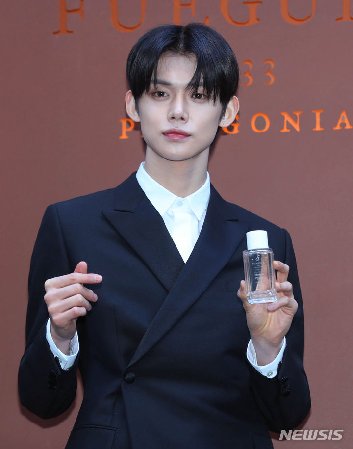 [서울=뉴시스] 김혜진 기자 = 그룹 투모로우바이투게더 연준이 1일 오후 서울 강남구 푸에기아 1833 청담 플래그십에서 열린 아르헨티나 니치향수 브랜드 푸에기아 1833 플래그십 매장 오픈 기념 포토 행사에 참석해 포즈를 취하고 있다. 2023.12.01. jini@newsis.com