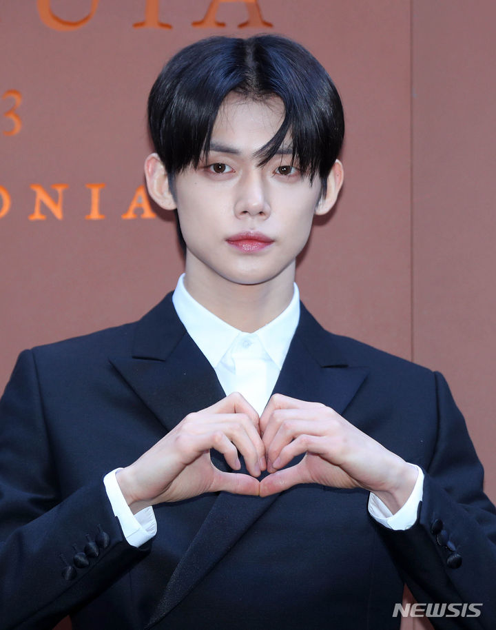 [서울=뉴시스] 김혜진 기자 = 그룹 투모로우바이투게더 연준이 1일 오후 서울 강남구 푸에기아 1833 청담 플래그십에서 열린 아르헨티나 니치향수 브랜드 푸에기아 1833 플래그십 매장 오픈 기념 포토 행사에 참석해 포즈를 취하고 있다. 2023.12.01. jini@newsis.com