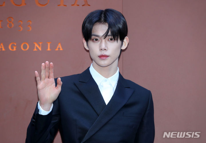 [서울=뉴시스] 김혜진 기자 = 그룹 투모로우바이투게더 연준이 1일 오후 서울 강남구 푸에기아 1833 청담 플래그십에서 열린 아르헨티나 니치향수 브랜드 푸에기아 1833 플래그십 매장 오픈 기념 포토 행사에 참석해 포즈를 취하고 있다. 2023.12.01. jini@newsis.com