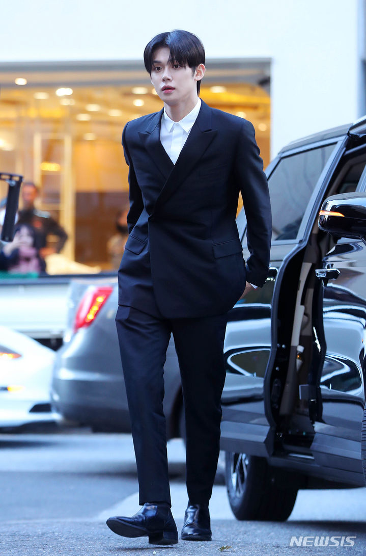 [서울=뉴시스] 김혜진 기자 = 그룹 투모로우바이투게더 연준이 1일 오후 서울 강남구 푸에기아 1833 청담 플래그십에서 열린 아르헨티나 니치향수 브랜드 푸에기아 1833 플래그십 매장 오픈 기념 포토 행사에 참석해 포즈를 취하고 있다. 2023.12.01. jini@newsis.com