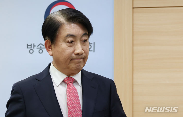 [과천=뉴시스] 김진아 기자 = 이동관 방송통신위원장이 1일 오후 경기 과천 방송통신위원회 브리핑실에서 사퇴 관련 입장을 밝힌 후 기자실을 나서고 있다. 2023.12.01. bluesoda@newsis.com