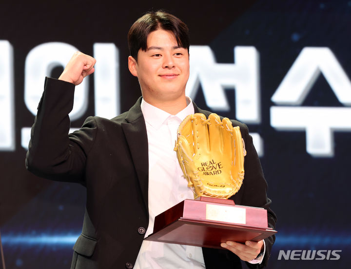 [서울=뉴시스] 김근수 기자 = 한화이글스 노시환이 1일 오후 서울 용산구 그랜드하얏트 서울에서 열린 한국프로야구선수협회 '2023 마구마구 리얼글러브 어워드' 시상식에서 올해의 선수상한 후 기념촬영을 하고 있다. 2023.12.01. ks@newsis.com