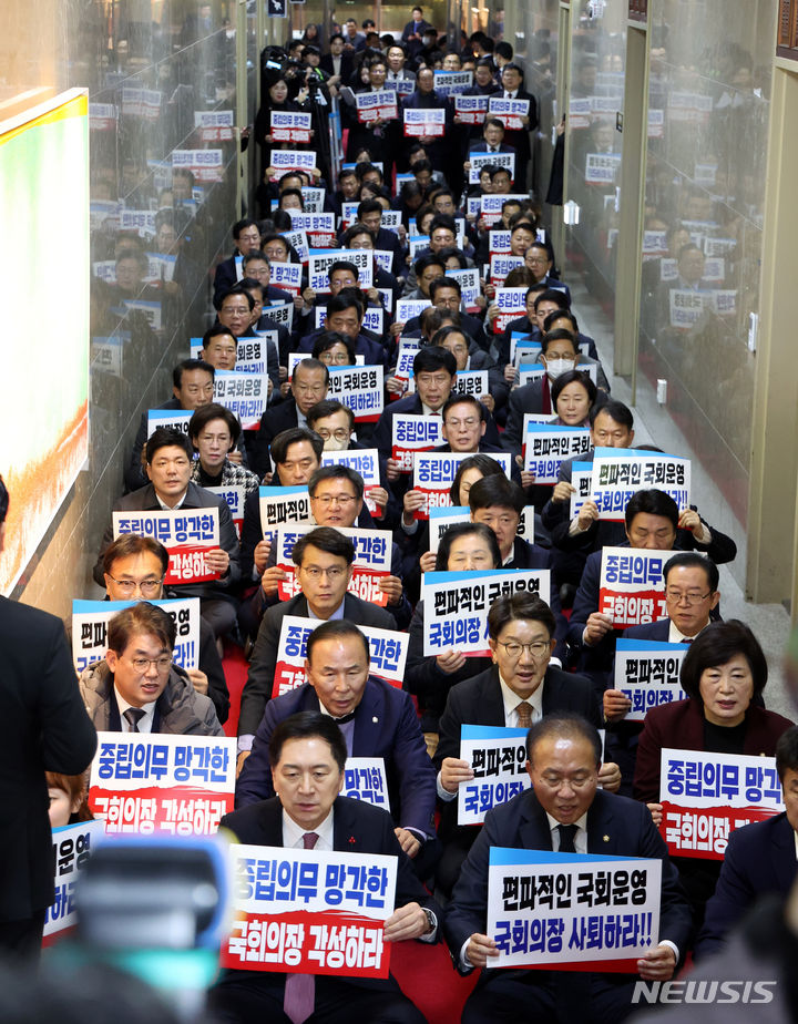 [서울=뉴시스] 추상철 기자 = 김기현 국민의힘 당 대표를 비롯한 의원들이 1일 오후 서울 여의도 국회 국회의장실 앞에서 피켓팅을 하고 있다. 2023.12.01. scchoo@newsis.com