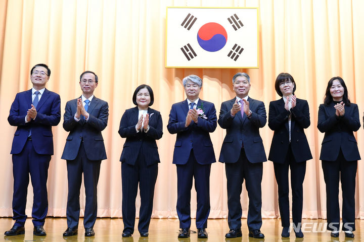 [서울=뉴시스] 최진석 기자 = 이종석 헌법재판소장이 1일 서울 종로구 헌법재판소에서 열린 취임식에서 기념촬영을 하고 있다. 왼쪽부터 김형두, 김기영, 이은애 재판관, 이 신임 헌재소장, 이영진, 이미선, 정정미 재판관. 2023.12.01. myjs@newsis.com