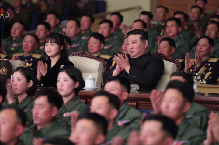 [서울=뉴시스] 김정은 북한 국무위원장이 항공절을 맞아 지난 30일 딸 주애와 공군사령부를 방문해 공군협주단 공연을 관람했다고 1일 조선중앙TV가 보도하고 있다. (사진=조선중앙TV 캡쳐) 2023.12.01. photo@newsis.com *재판매 및 DB 금지