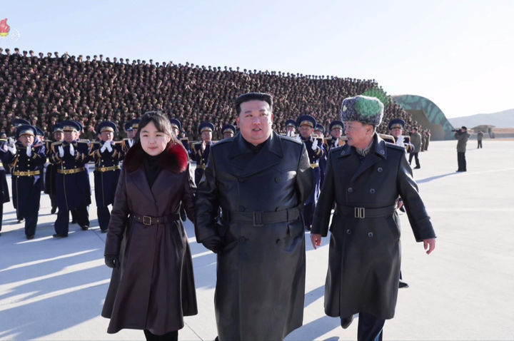 [서울=뉴시스] 김정은 북한 국무위원장이 항공절을 맞아 지난 30일 딸 주애와 공군사령부를 방문해 작전지휘 및 정보화 실태를 파악했다고 1일 조선중앙TV가 보도하고 있다. (사진=조선중앙TV 캡쳐) 2023.12.10. photo@newsis.com *재판매 및 DB 금지