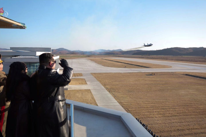 [서울=뉴시스] 김정은 북한 국무위원장이 항공절을 맞아 지난 30일 딸 주애와 공군사령부를 방문해 시위비행을 참관했다고 1일 조선중앙TV가 보도하고 있다. (사진=조선중앙TV 캡쳐) 2023.12.01. photo@newsis.com *재판매 및 DB 금지