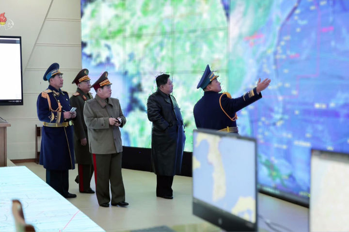 [서울=뉴시스] 김정은 북한 국무위원장이 항공절을 맞아 지난 30일 공군사령부를 방문해 작전지휘 및 정보화 실태를 파악했다고 1일 조선중앙TV가 보도하고 있다. (사진=조선중앙TV 캡쳐) 2023.12.01. photo@newsis.com *재판매 및 DB 금지