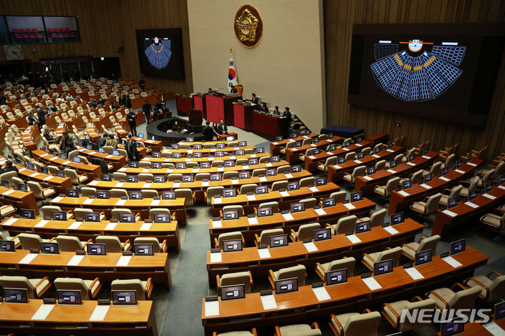 [서울=뉴시스] 고범준 기자 = 1일 오후 서울 여의도 국회에서 열린 제410회국회(정기회) 제13차 본회의에서 손준성 대구고검 차장검사·이정섭 대전고검 검사 직무대리에 대한 탄핵소추안이 야당 의원들의 단독 의결로 국회 본회의를 통과했다. 이날 국민의힘 의원들은 불참했다. 2023.12.01. bjko@newsis.com