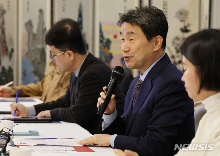 [서울=뉴시스] 김명원 기자 = 이주호 사회부총리 겸 교육부 장관이 지난 1일 서울 종로구 정부서울청사에서 열린 제10차 부총리-현장 교원과의 대화에 참석해 인사말을 하고 있다. 2023.12.06. kmx1105@newsis.com