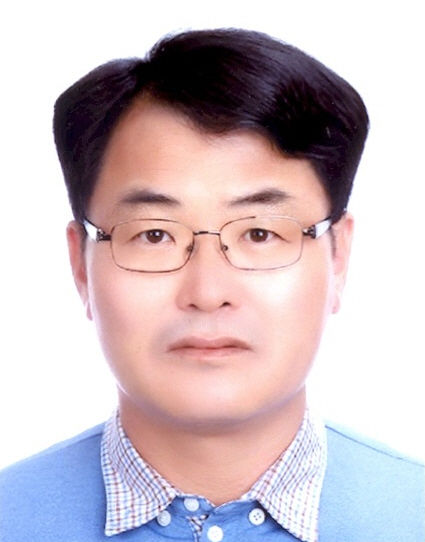 [거제=뉴시스] 신정철 기자= 거제시는 지난 1일 제3회 거제시 청렴공무원상 수상자로 대상에 문성오 사회복지과 생활보장팀장, 본상에 보건소 건강증진과 김미영 주무관을 각각 선정했다.사진은 복지 사각지대를 발굴하고 취약계층의 자립기반 마련을 위해 노력한 공로로 대상에 선정된 문성오 팀장.(사진=거제시 제공).2023.12.02. photo@newsis.com *재판매 및 DB 금지