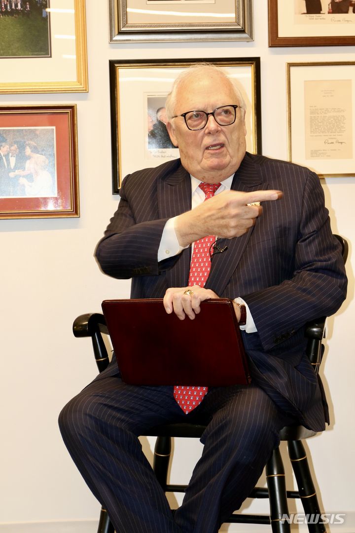 [워싱턴=뉴시스]에드윈 퓰너(82) 미국 헤리티지재단 창립자 겸 아시아연구센터 회장이 지난달 28일(현지시간) 미국 워싱턴DC에서 코트라(대한무역투자진흥공사) 워싱턴무역관 주관으로 열린 특파원단 인터뷰에서 발언하고 있다. 퓰너 회장은 트럼프 전 대통령 재임 시절 정책 멘토로 불렸으며, 그가 만든 헤리티지 재단은 트럼프 행정부 2기 정책을 주도하고 있다. (사진=워싱턴공동취재단). 2023.12.02 