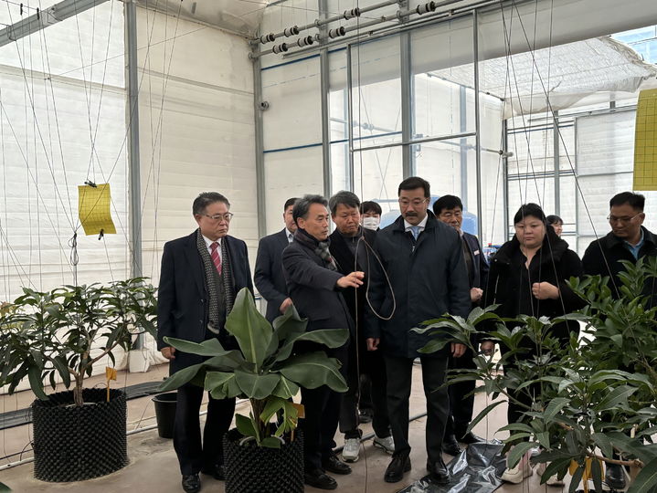 몽골 볼간 아이막 국회의원과 유목민들이 새기술실증시범포를 관람하고 있다. (사진=밀양시 제공) *재판매 및 DB 금지