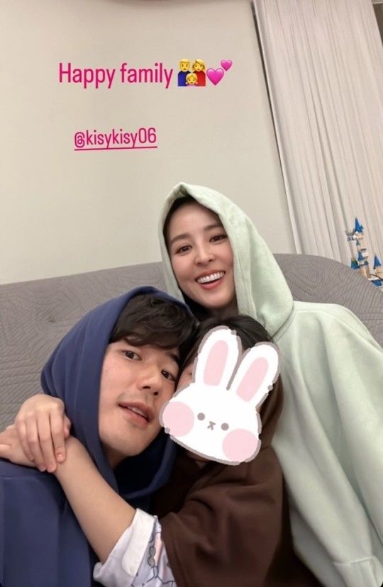 [서울=뉴시스] 배우 한혜진이 남편인 축구선수 기성용, 딸과 시간을 보내는 모습을 공개했다. (사진=인스타그램 캡처) 2023.12.02. photo@newsis.com *재판매 및 DB 금지