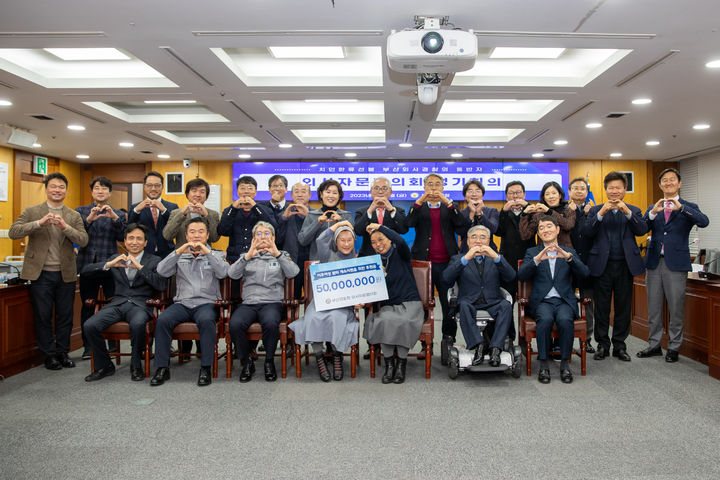 [부산=뉴시스] 부산경찰청과 카톨릭 수녀회 관계자들이 결혼이주여성 쉼터 조성을 위한 후원금 전달 후 기념 촬영을 하고 있다. (사진=부산경찰청 제공) *재판매 및 DB 금지