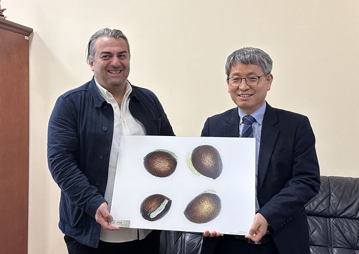 조지아 바투미식물원장과 류광수 한국수목원정원관리원 이사장이 종자 보전 네트워크 확대를 위한 협의 후 기념사진을 찍고 있다. (사진=한국수목원정원관리원 제공) *재판매 및 DB 금지