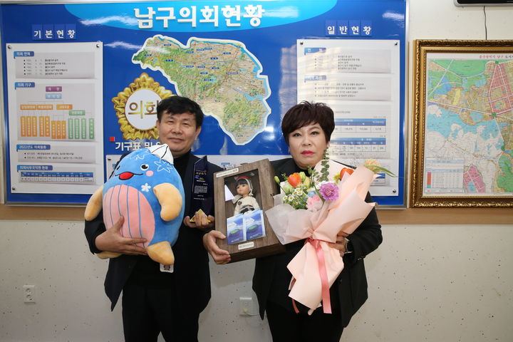 [울산=뉴시스]명예 제주도민으로 선정된 울산 남구의회 박인서 부의장(오른쪽). (사진=울산 남구의회 제공) photo@newsis.com *재판매 및 DB 금지