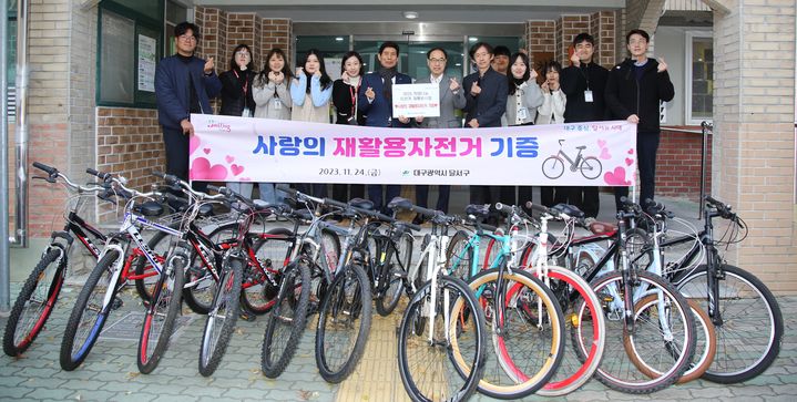 [대구=뉴시스] 대구시 달서구는 공공장소 등에 무단 방치된 자전거 중 사용할 수 있는 자전거 20대를 수리해 본동종합사회복지관, 신당종합사회복지관 등에 기증했다. (사진 = 대구시 달서구 제공) 2023.12.2. photo@newsis.com *재판매 및 DB 금지