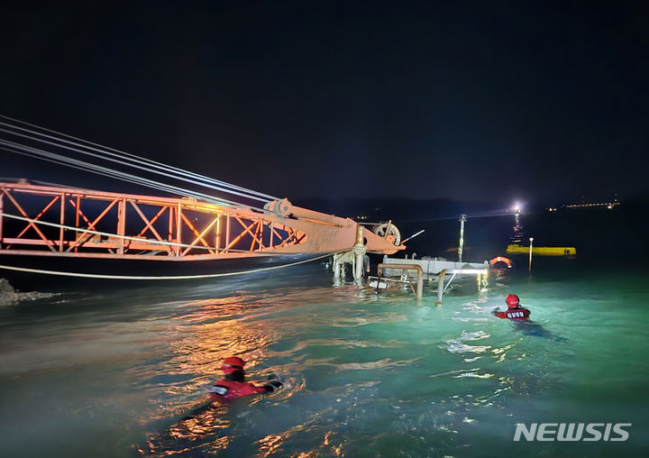 [여수=뉴시스] 2일 오전 0시 46분께 전남 여수시 대여자도 남쪽 약 7.4㎞ 해상에서 1161t급 준설 부선(바지선) A호의 선미 부분이 침수되는 사고가 발생해 해경이 구조활동을 하고 있다. (사진=여수해경 제공) 2023.12.02. photo@newsis.com