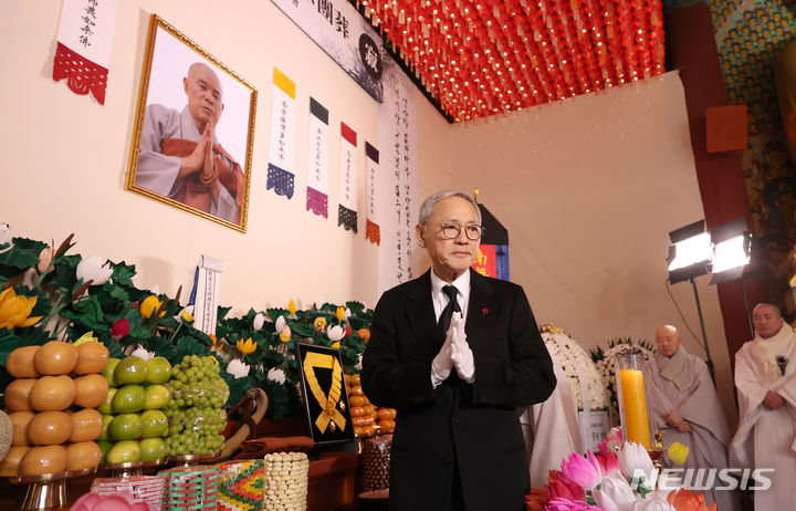 [서울=뉴시스] 김선웅 기자 = 유인촌 문화체육관광부 장관이 2일 서울 종로구 조계사 대웅전에 마련된 전 조계종 총무원장 故 자승스님 분향소에서 정부 훈장을 추서한 후 자리로 돌아가고 있다. 2023.12.02. mangusta@newsis.com