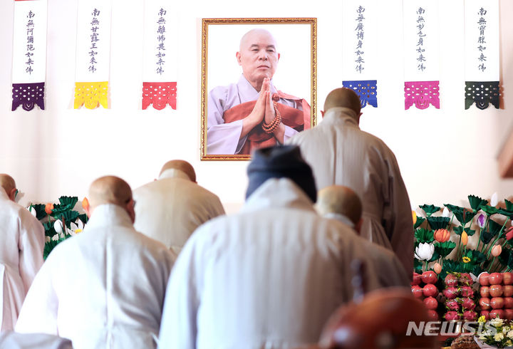 [서울=뉴시스] 김선웅 기자 = 2일 서울 종로구 조계사에 마련된 전 총무원장 故 자승스님 분향소에서 승려들이 절을 올리고 있다. (공동취재) 2023.12.02. photo@newsis.com