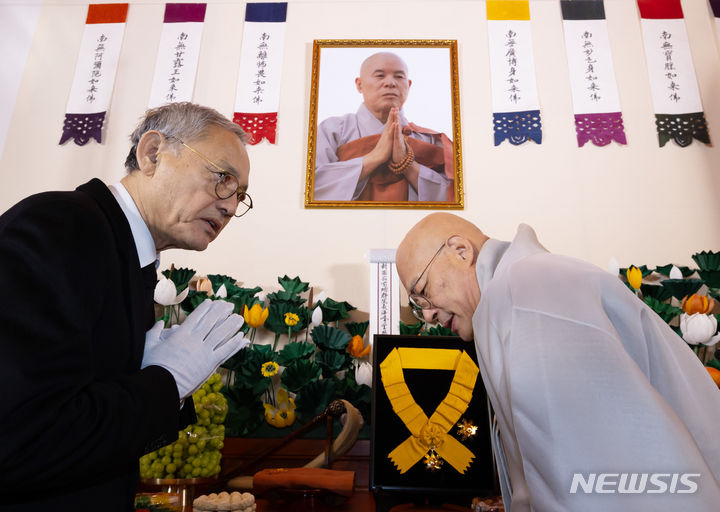 [서울=뉴시스] 김선웅 기자 = 유인촌 문화체육관광부 장관이 2일 서울 종로구 조계사에 마련된 전 총무원장 故 자승스님 분향소에서 정부 국민훈장 무궁화장을 추서한 뒤 조계종 총무원장 진우스님과 합장을 하고 있다. (공동취재) 2023.12.02. photo@newsis.com