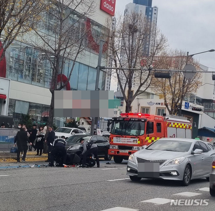 [광주=뉴시스] 광주 서구 죽봉대로에서 오토바이와 승용차가 충돌하는 사고가 발생해 경찰이 사고 현장을 수습하고 있다. (사진=독자 제공) 2023.12.02. photo@newsis.com