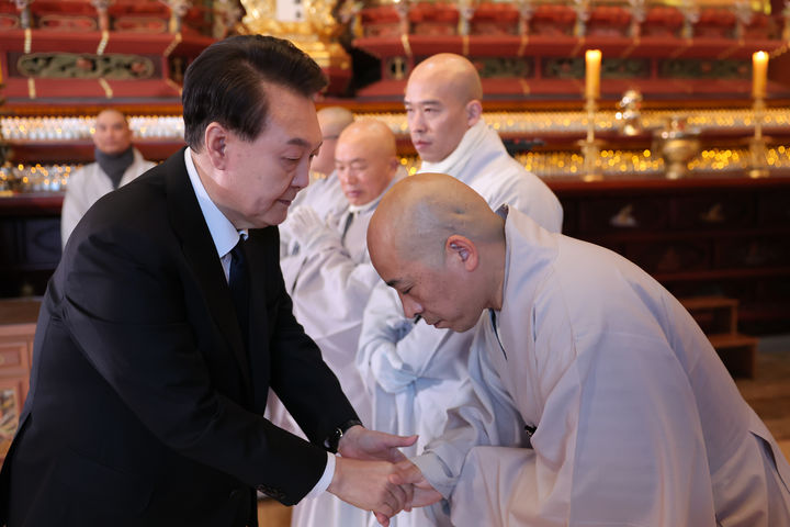 [서울=뉴시스] 윤석열 대통령이 2일 서울 종로구 조계사에 마련된 대한불교 조계종 전 총무원장 자승 스님 분향소를 조문하고 있다. (사진=대통령실 제공) 2023.12.02. photo@newsis.com *재판매 및 DB 금지