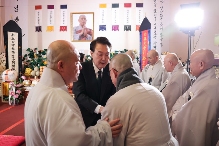 [서울=뉴시스] 윤석열 대통령이 2일 서울 종로구 조계사에 마련된 대한불교 조계종 전 총무원장 자승 스님 분향소를 조문하고 있다. (사진=대통령실 제공) 2023.12.02. photo@newsis.com *재판매 및 DB 금지