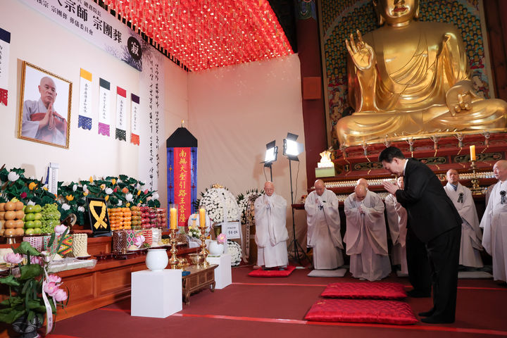 [서울=뉴시스] 윤석열 대통령과 부인 김건희 여사가 2일 서울 종로구 조계사에 마련된 대한불교 조계종 전 총무원장 자승 스님 분향소를 조문하고 있다. (사진=대통령실 제공) 2023.12.02. photo@newsis.com *재판매 및 DB 금지