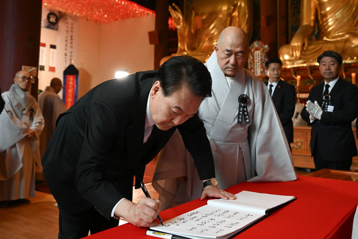 [서울=뉴시스] 윤석열 대통령이 2일 서울 종로구 조계사에 마련된 대한불교 조계종 전 총무원장 자승 스님 분향소를 조문, 조문록에 추모의 글을 남기고 있다. (사진=대통령실 제공) 2023.12.02. photo@newsis.com *재판매 및 DB 금지