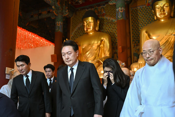 [서울=뉴시스] 윤석열 대통령과 부인 김건희 여사가 2일 서울 종로구 조계사에 마련된 대한불교 조계종 전 총무원장 자승 스님 분향소 조문을 마친 뒤 차담회장으로 이동하고 있다. (사진=대통령실 제공) 2023.12.02. photo@newsis.com *재판매 및 DB 금지