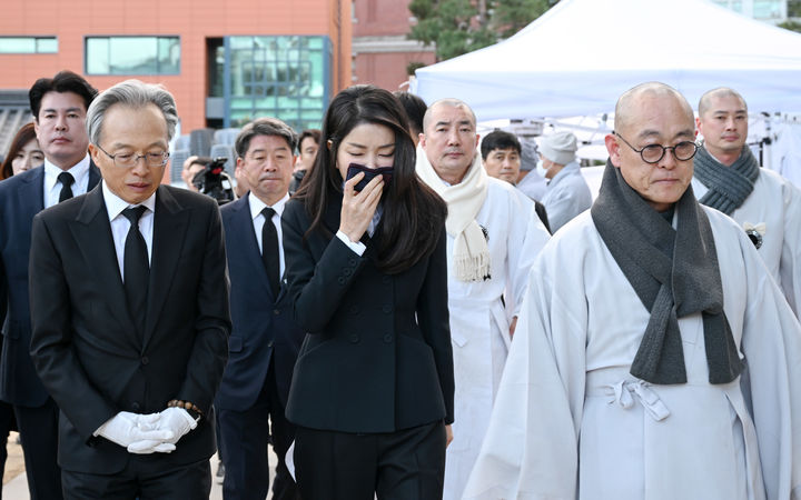 [서울=뉴시스] 윤석열 대통령 부인 김건희 여사가 2일 서울 종로구 조계사에 마련된 대한불교 조계종 전 총무원장 자승 스님 분향소를 찾아 조문을 마친 뒤 차담회장으로 이동하고 있다. (사진=대통령실 제공) 2023.12.02. photo@newsis.com *재판매 및 DB 금지