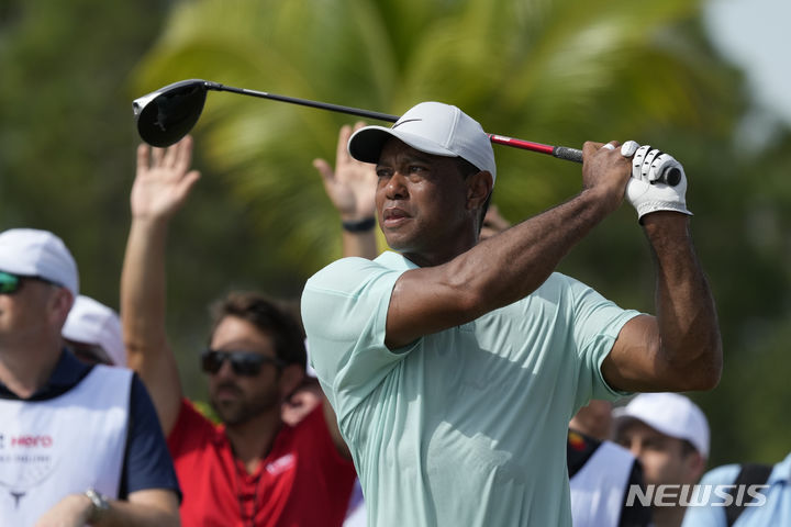 [바하마스=AP/뉴시스] 히어로 월드 챌린지에서 샷하는 타이거 우즈. 2023.12.03.