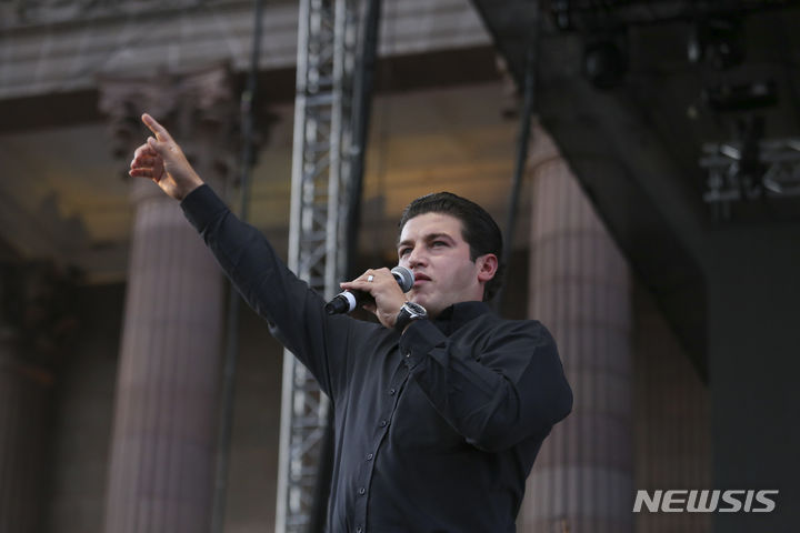 [멕시코시티=AP/뉴시스] 멕시코의 2024 대통령선거에 후보로 출마한 제3당 후보인 사무엘 가르시아(35) 누에보 레온 주지사.&nbsp; 그는 대선에 출마하려면 법률상 주지사 직을 6개월 휴직하도록 되어 있는 최후 시한인 12월 1일 대선 후보를 사퇴한다고 전격 발표했다. 휴직기간중의 주지사 직무대행을 놓고 주정부와 의회가 각각 후보자를 내며 격돌했기 때문이다. 2023. 12.03.&nbsp; 