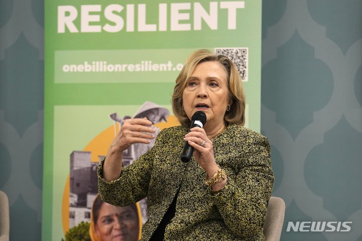 [두바이=AP/뉴시스]힐러리 클린턴 전 미국 국무장관이 지난해 12월 3일(현지시간) 아랍에미리트 두바이에서 열린 유엔기후변화협약 당사국총회(COP28)에서 열린 한 세션에서 발언하고 있다. 2024.07.24.