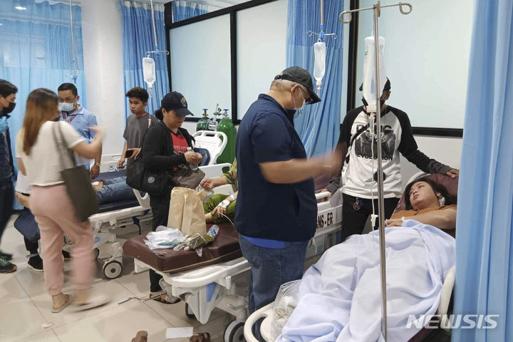 [마라위(필리핀)=AP/뉴시스] 필리핀 남부 민다나오섬 마라위시에 있는 민다나오주립대 체육관에서 3일(현지시간) 오전 미사가 진행되는 도중 폭탄 테러가 발생해 최소 4명이 숨지고 50명이 부상을 입었다. 마민탈 아디옹 주니어 라나오델수르 주지사가 현지 병원에서 부상자를 위로하는 모습. 2023.12.03 