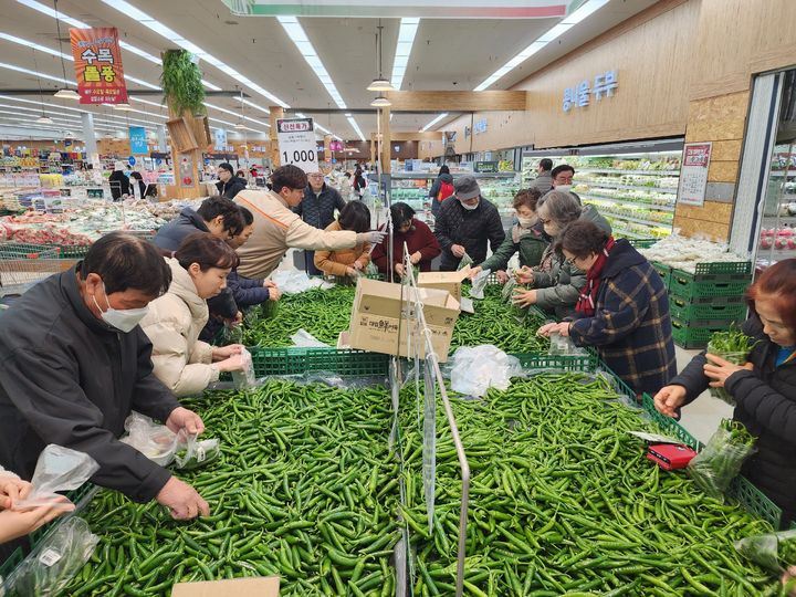 부산 탑마트 신평점에서 밀양 무안맛나향 고추 소비촉진 행사가 열리고 있다. (사진=밀양시 제공) *재판매 및 DB 금지