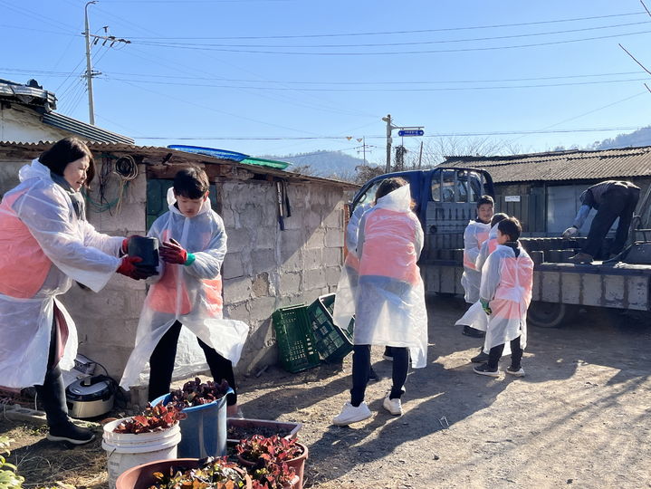 나우누리 모두가족봉사단과 자원봉사자들이 사랑의 연탄 나눔 봉사활동을 하고 있다. (사진=밀양시 제공) *재판매 및 DB 금지