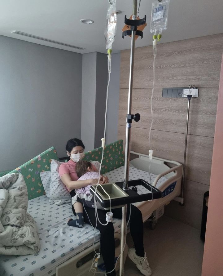 [서울=뉴시스] 일본 출신 방송인 사유리가 아들 젠의 병원 입원 사실을 밝혔다. (사진=사유리 인스타그램 캡처) 2023.12.03. photo@newsis.com *재판매 및 DB 금지