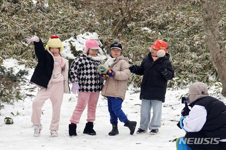 [제주=뉴시스] 오영재 기자 = 3일 오전 제주 한라산국립공원 1100고지습지에서 눈놀이를 하러 온 아동들이 사진을 찍고 있다. 2023.12.03. oyj4343@newsis.com