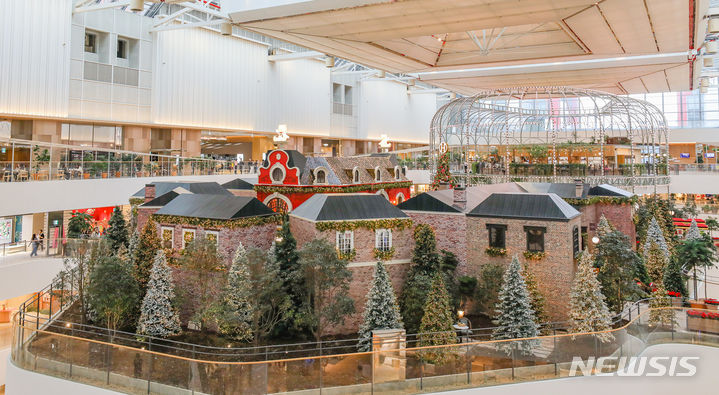 [서울=뉴시스]더현대 서울 사운즈포레스트 전경.2023.12.03.(사진=현대백화점 제공)photo@newsis.com