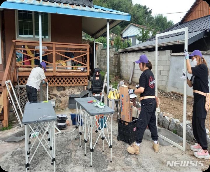 [함안=뉴시스] 경남 함안군 자원봉사단체 '새댁수리단'이 방충망 교체 봉사 활동을 하고 있다.(사진=경남도 제공) 2023.12.03. photo@newsis.com