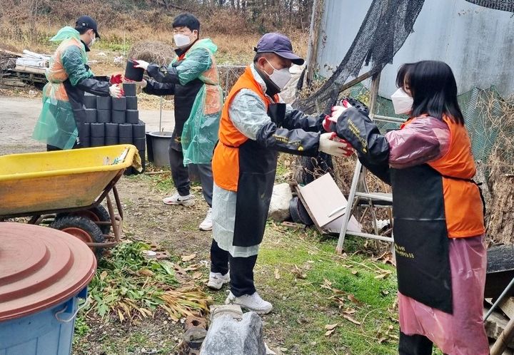 [증평=뉴시스] 사랑의 연탄 배달 봉사. (사진=증평신협 제공) photo@newsis.com *재판매 및 DB 금지