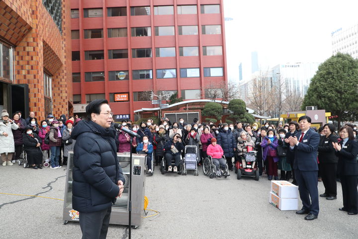 [서울=뉴시스] 2일 여의도순복음교회 앞 광장에서 열린 '2023년 사랑의 김장 나누기' 행사에 참석한 이영훈 목사 (왼쪽) 2023.12.03. photo@newsis.com *재판매 및 DB 금지